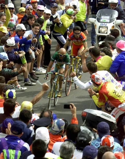 Giro d’Italia 1998, fan in delirio al passo Fedaia Marmolada, durante la 17a tappa Asiago-Selva di Val Gardena, Pantani in testa su Guerini. Il Pirata non vincer, ma conquister la maglia rosa (Reuters)
